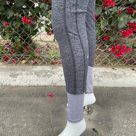 ALO  YOGA TWO PC SET SIZE LARGE TOP AND LEGGINGS - Picture 8 of 16